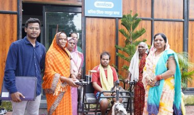सीएम कैंप कार्यालय में दिव्यांग नारायण सिंह को मिली ट्राईसायकल
